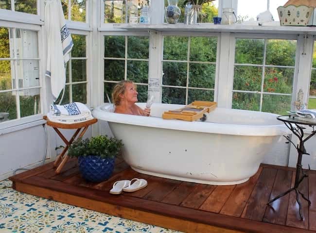 How much does a Cast Iron Tub Weigh?